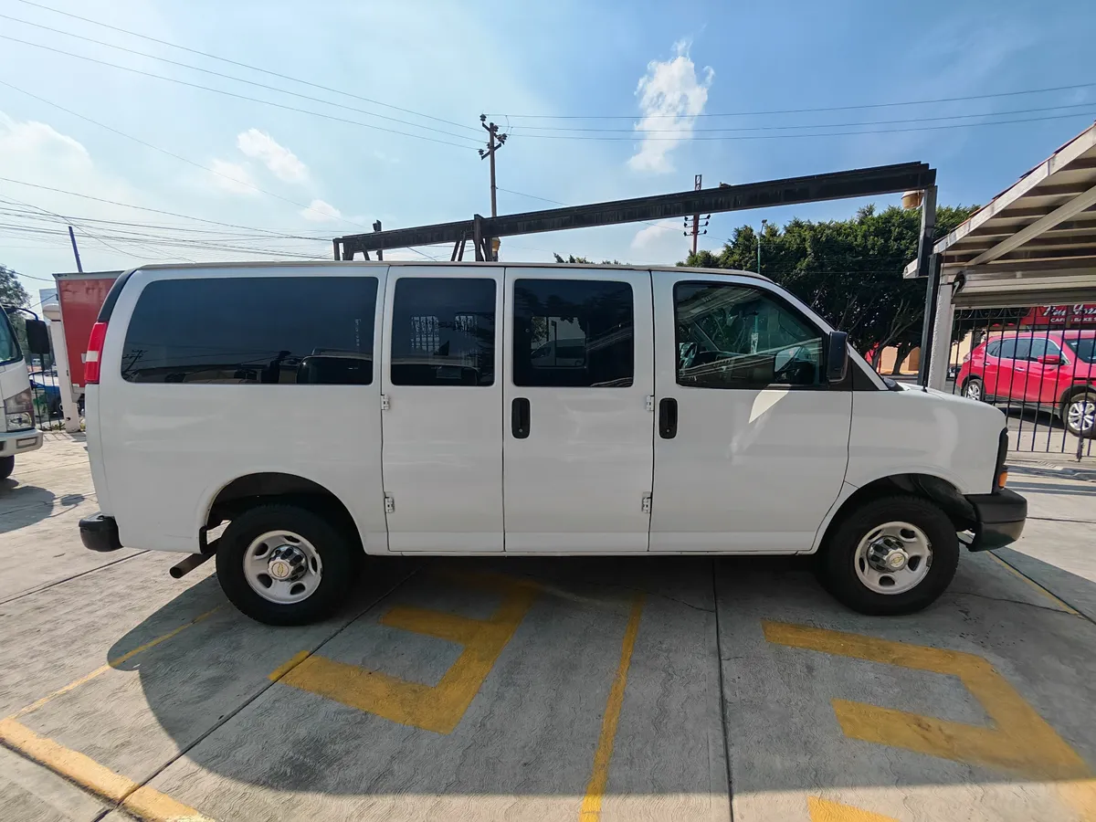 Chevrolet Express 6.0ls D 12 Pas At 2016 - Imagen 2