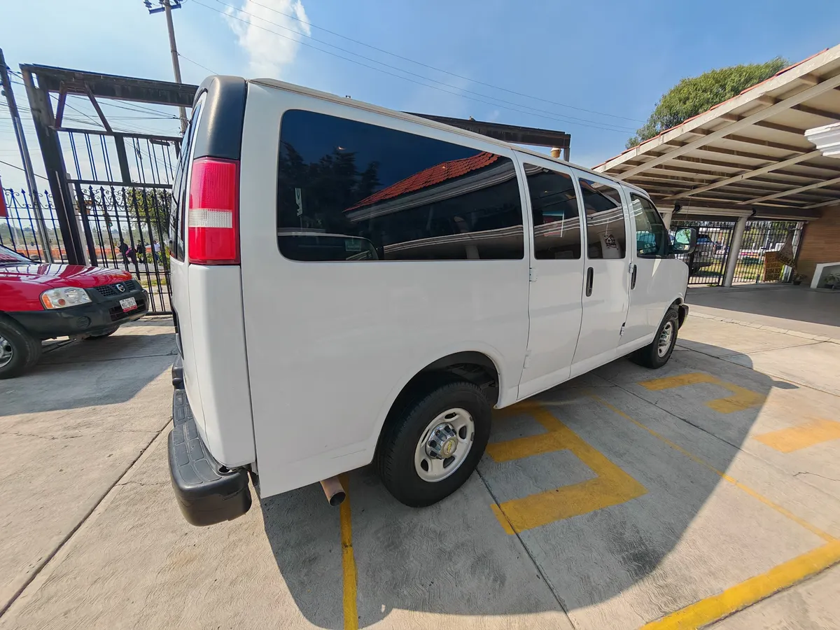 Chevrolet Express 6.0ls D 12 Pas At 2016 - Imagen 21