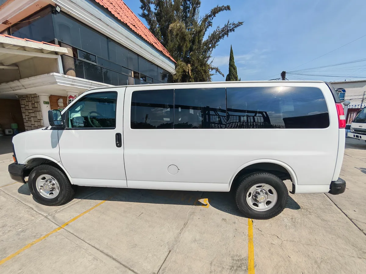 Chevrolet Express 6.0ls D 12 Pas At 2016 - Imagen 20