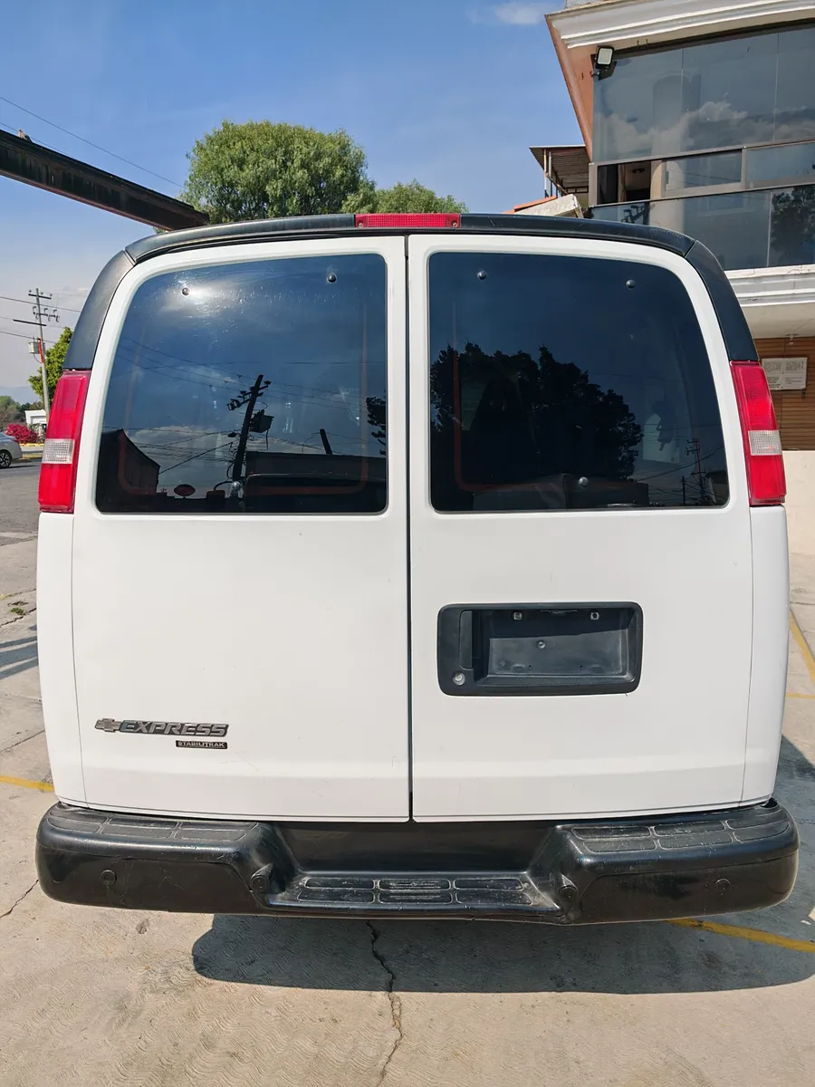 Chevrolet Express 6.0ls D 12 Pas At 2016 - Imagen 18