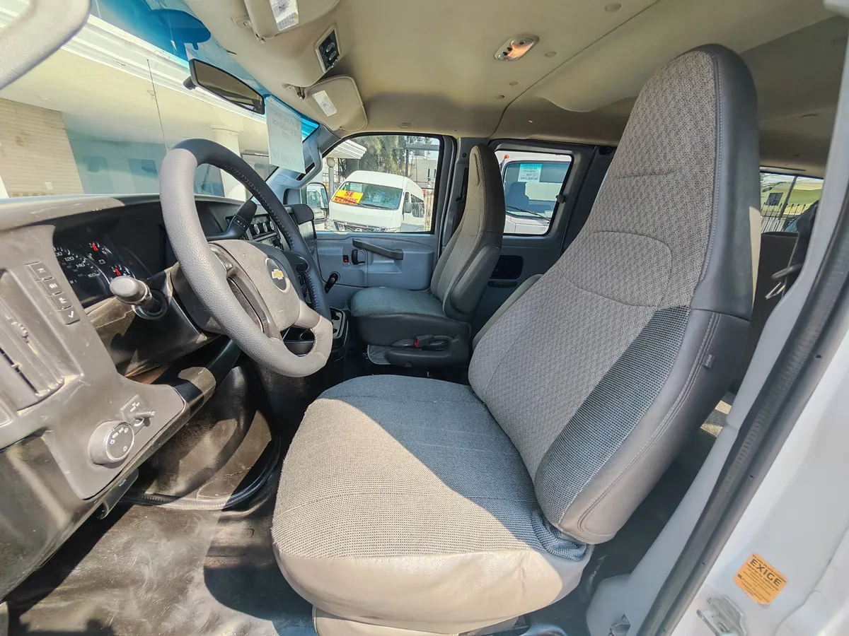 Chevrolet Express 6.0ls D 12 Pas At 2016 - Imagen 4