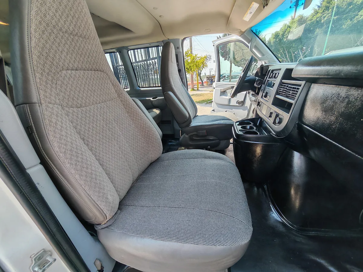 Chevrolet Express 6.0ls D 12 Pas At 2016 - Imagen 11