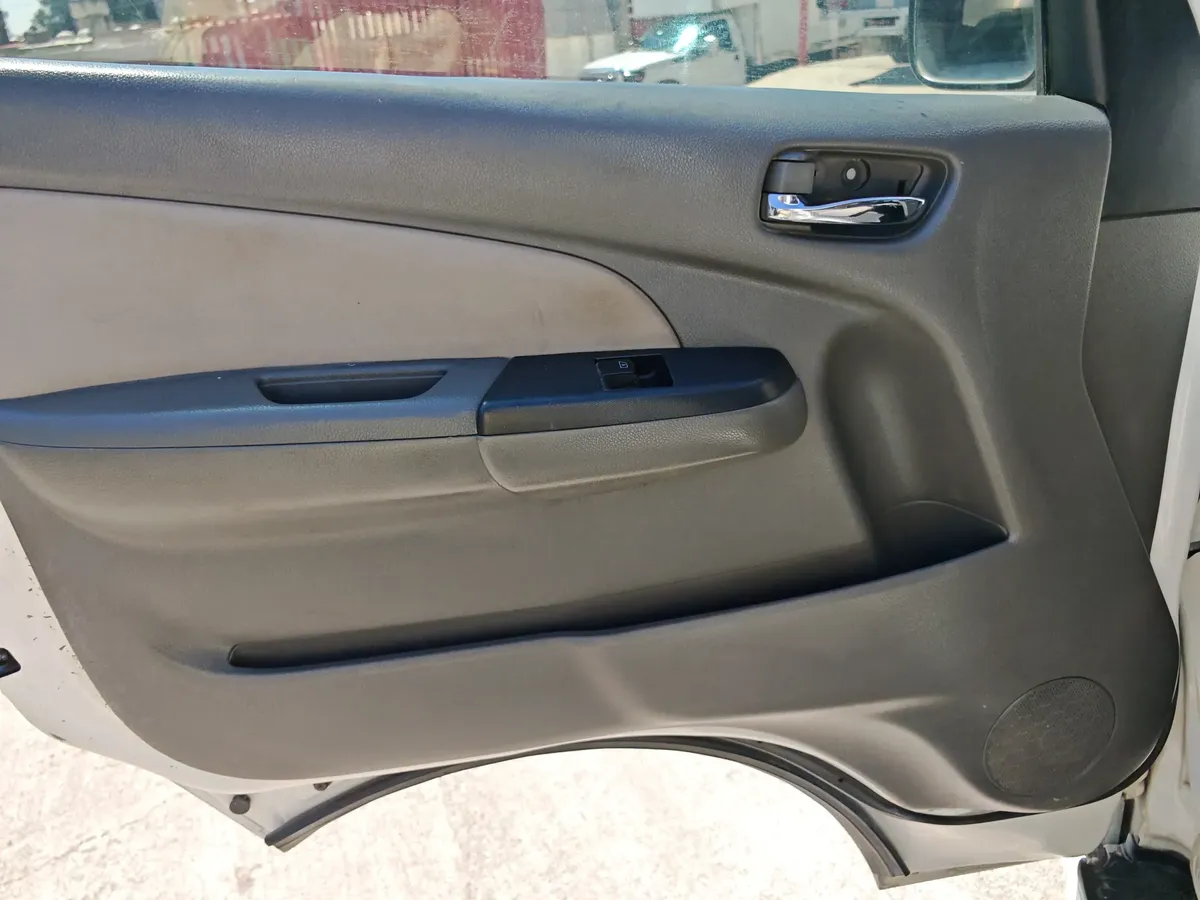 Nissan Urvan 2.5 12 Pas Aa Pack Seguridad Mt 2015 - Imagen 6