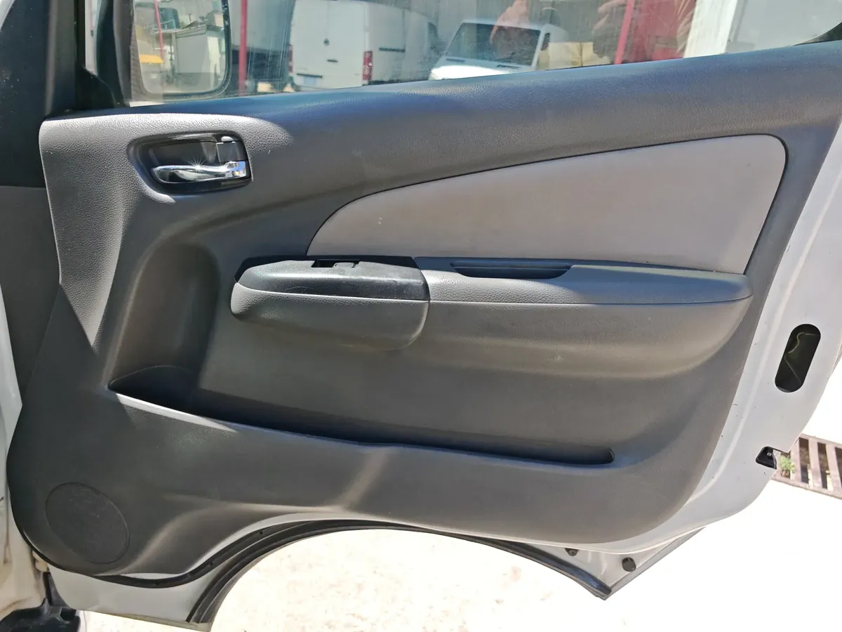 Nissan Urvan 2.5 12 Pas Aa Pack Seguridad Mt 2015 - Imagen 12