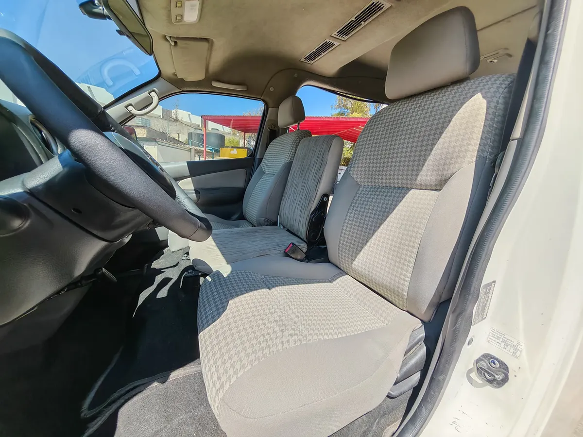 Nissan Urvan 2.5 12 Pas Aa Pack Seguridad Mt 2015 - Imagen 8