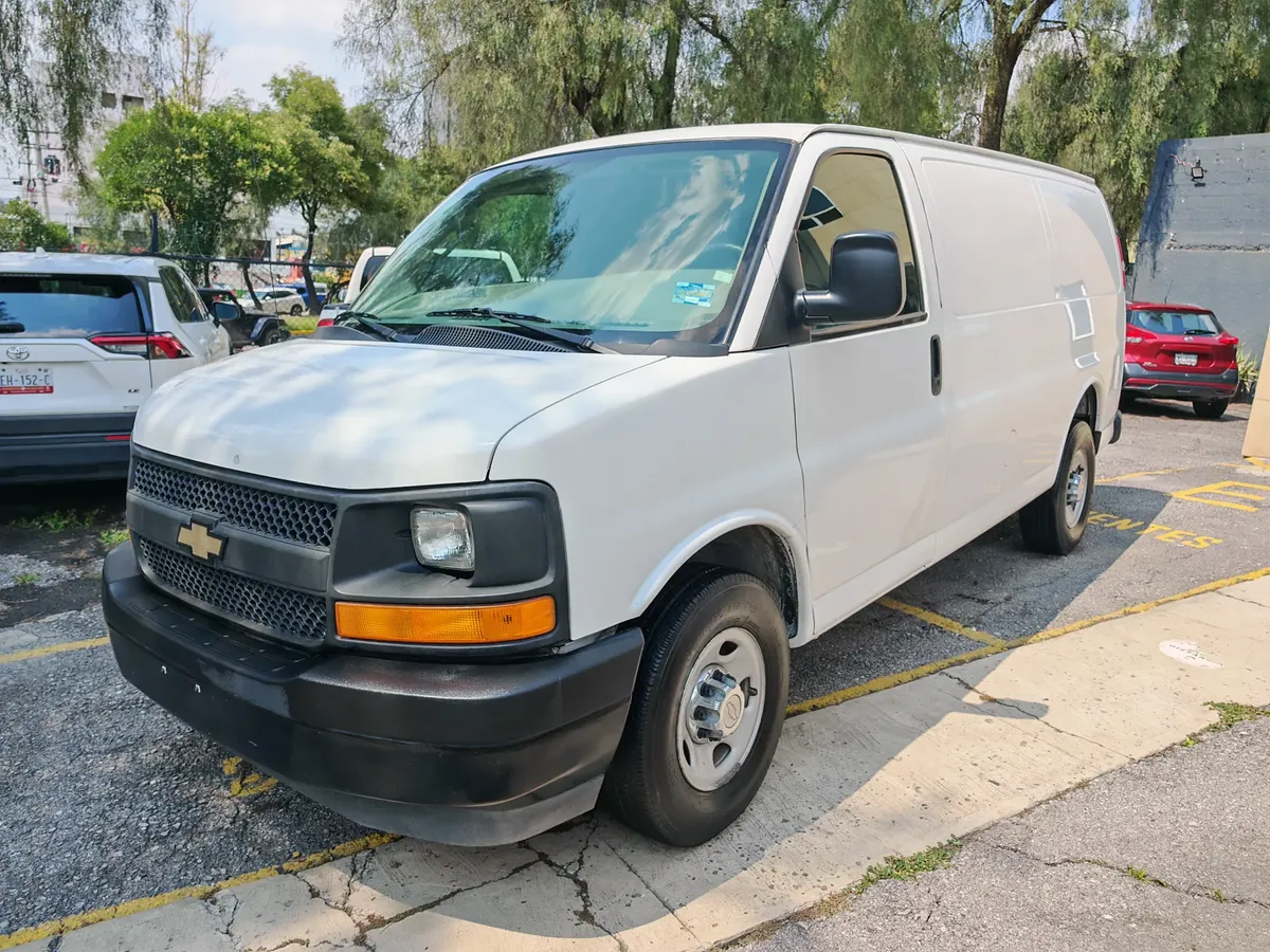 Chevrolet Express 6.0 Cargo Van Ls At 2017 - Imagen 18
