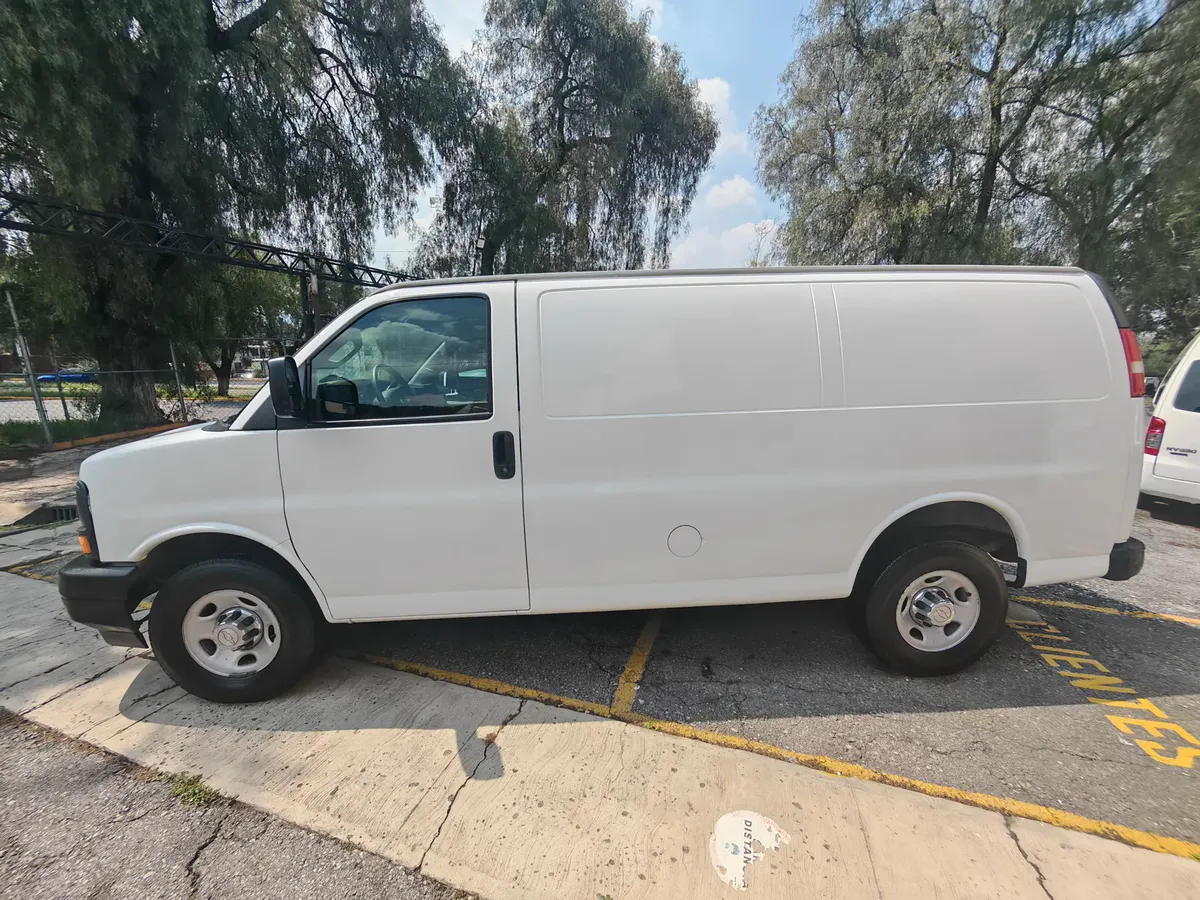 Chevrolet Express 6.0 Cargo Van Ls At 2017 - Imagen 17