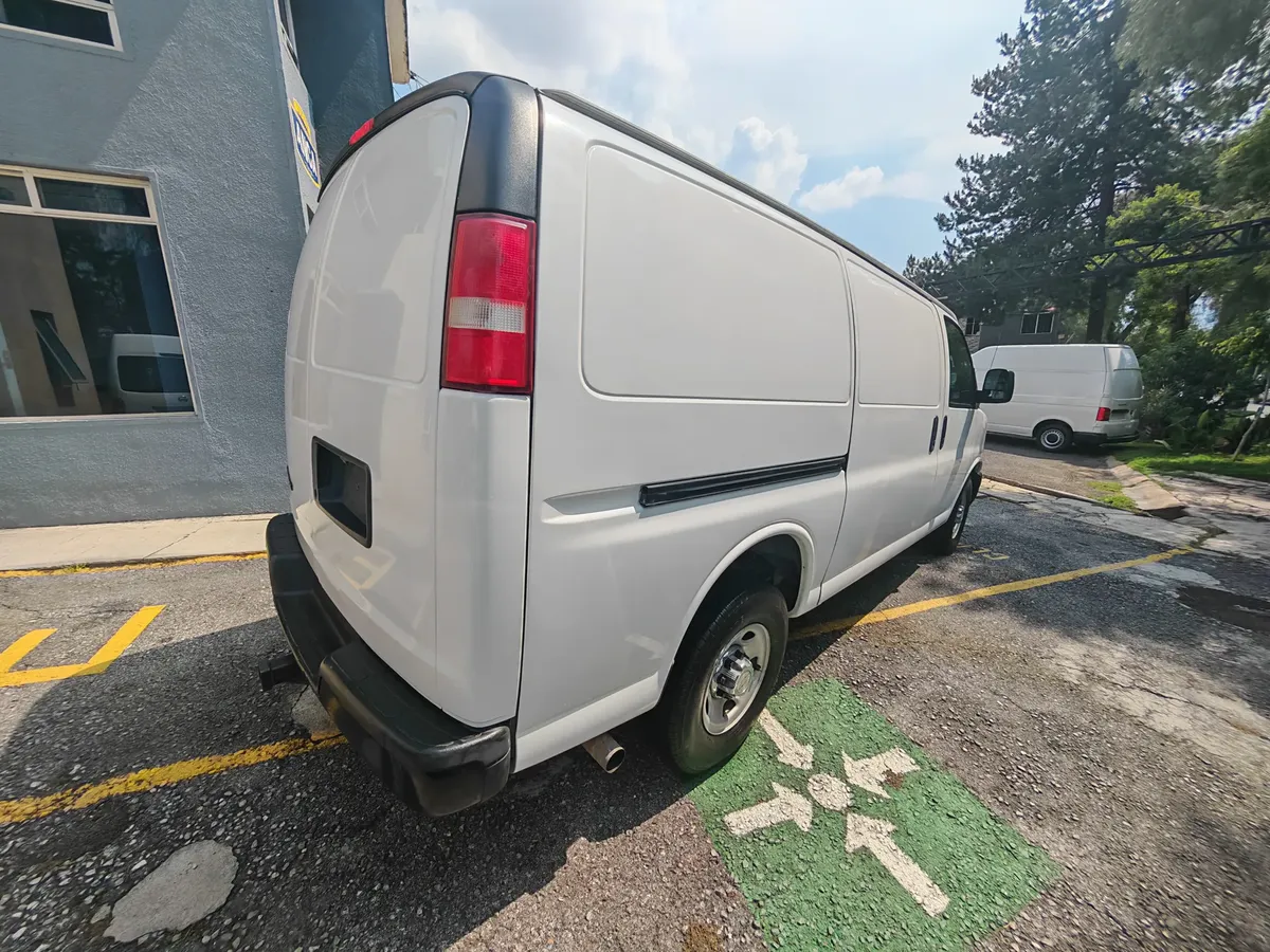 Chevrolet Express 6.0 Cargo Van Ls At 2017 - Imagen 15