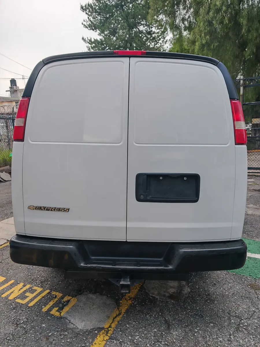 Chevrolet Express 6.0 Cargo Van Ls At 2017 - Imagen 12