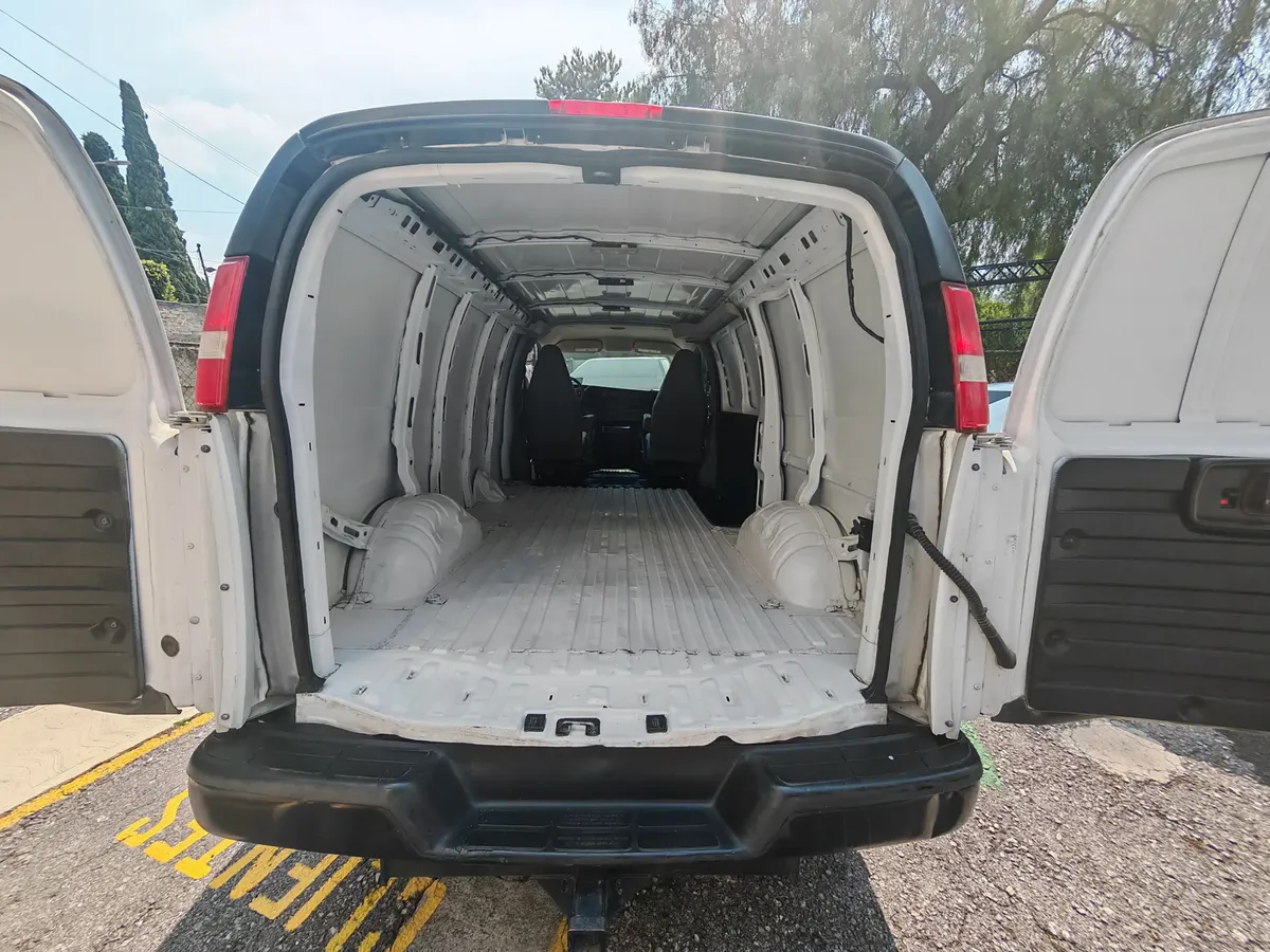 Chevrolet Express 6.0 Cargo Van Ls At 2017 - Imagen 10