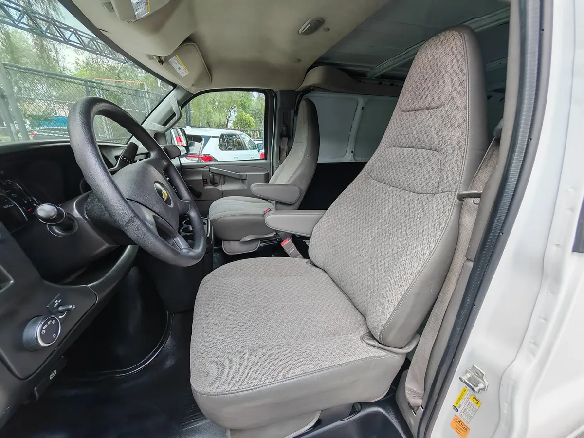 Chevrolet Express 6.0 Cargo Van Ls At 2017 - Imagen 9