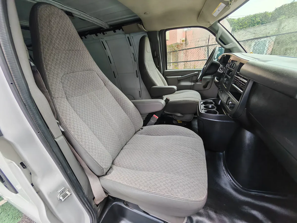 Chevrolet Express 6.0 Cargo Van Ls At 2017 - Imagen 8