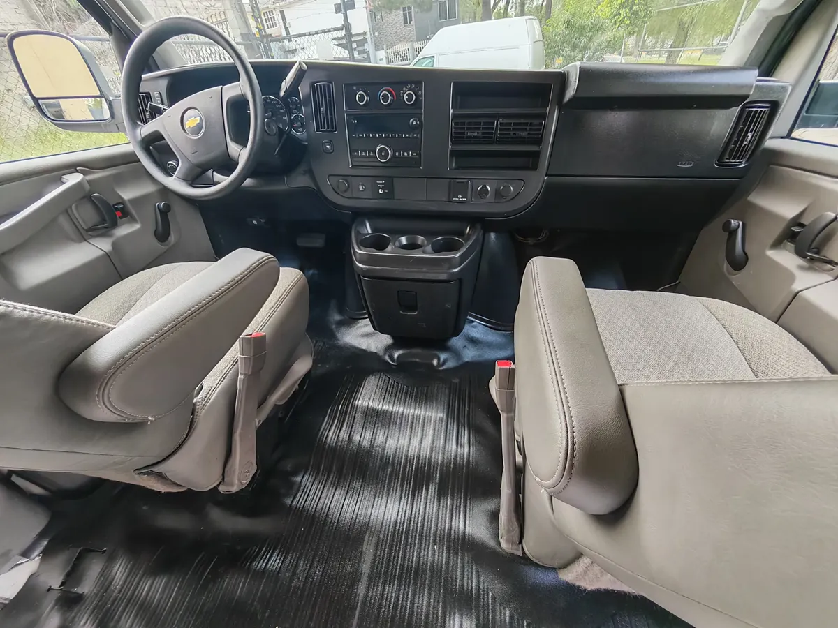 Chevrolet Express 6.0 Cargo Van Ls At 2017 - Imagen 7