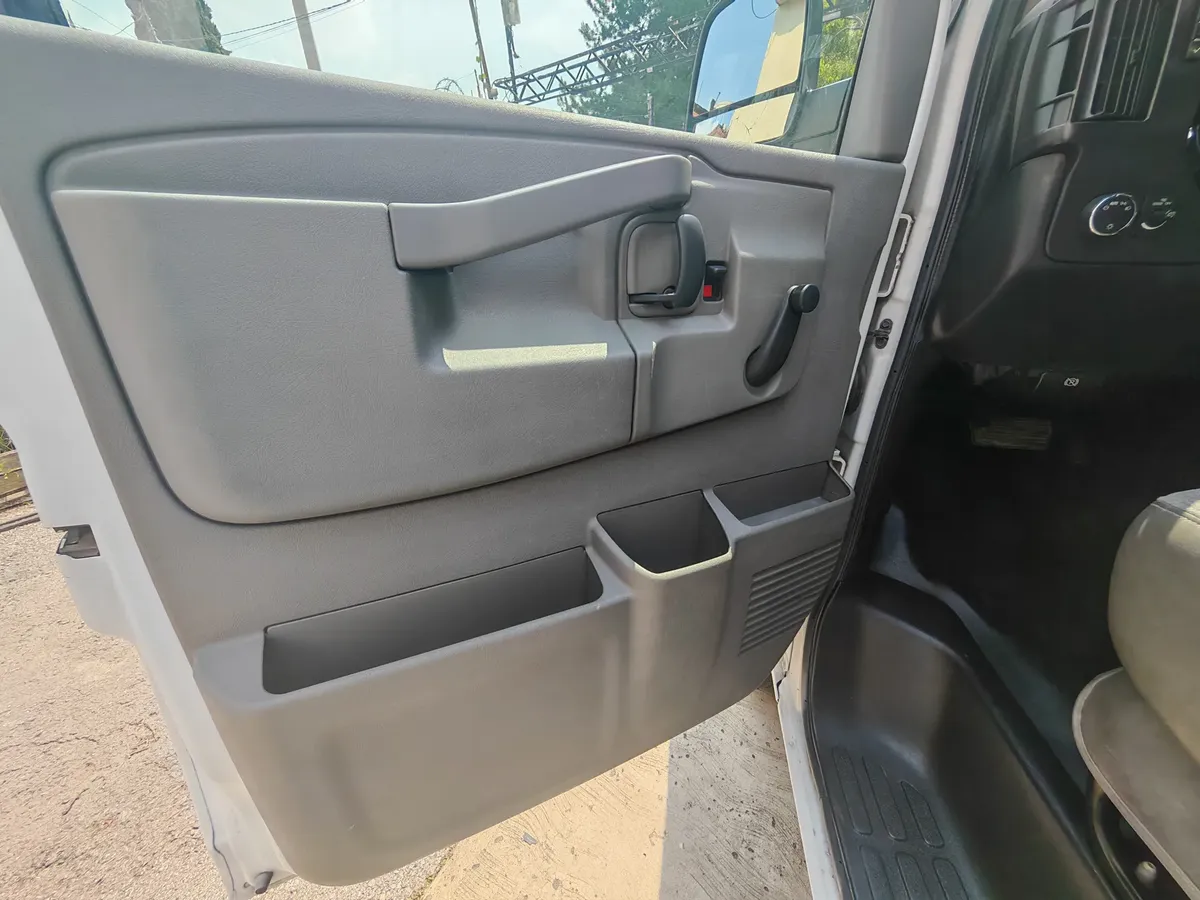 Chevrolet Express 6.0 Cargo Van Ls At 2017 - Imagen 6