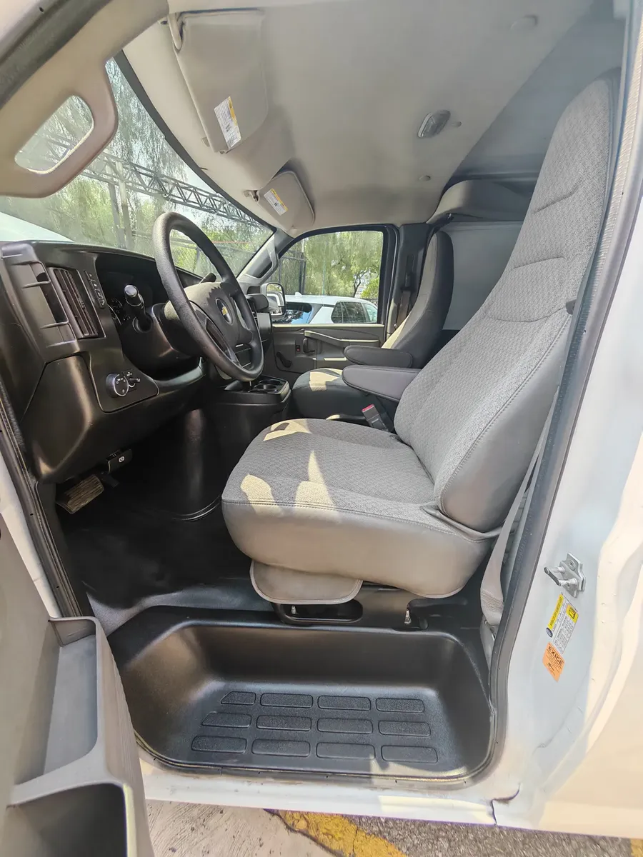 Chevrolet Express 6.0 Cargo Van Ls At 2017 - Imagen 5