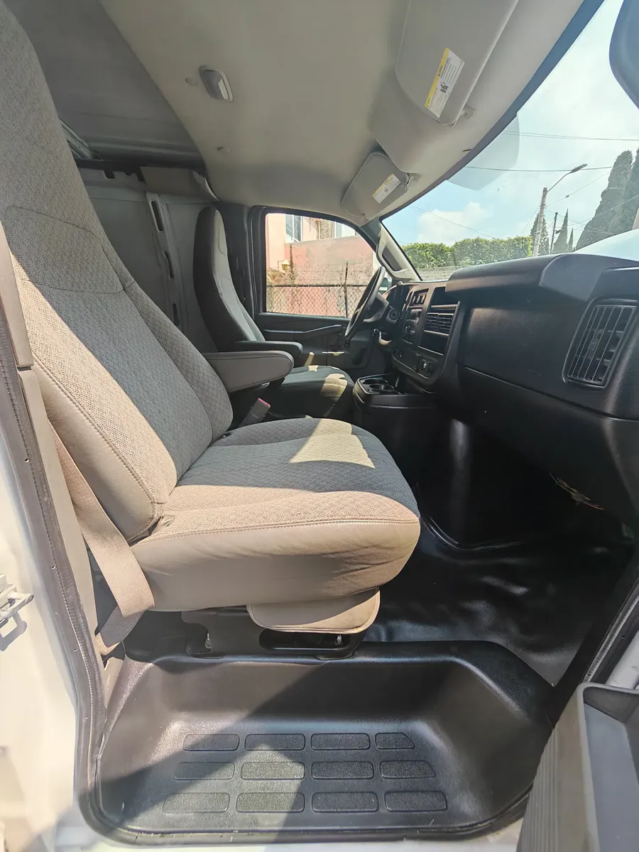 Chevrolet Express 6.0 Cargo Van Ls At 2017 - Imagen 4